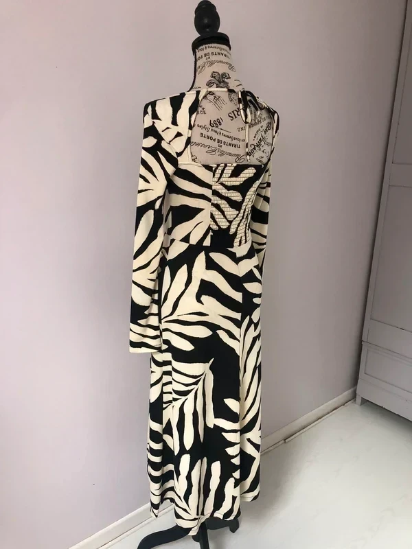 Long dress with square neckline, black & cream slit – Size XS / S (34 / 36) – photo 4
